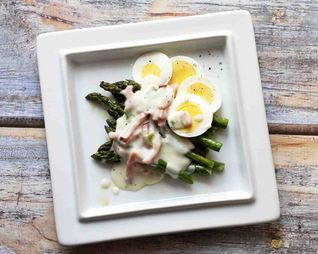 Фиолетовая спаржа с кремовым соусом