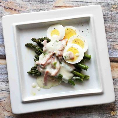 Фиолетовая спаржа с кремовым соусом