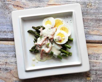 Фиолетовая спаржа с кремовым соусом