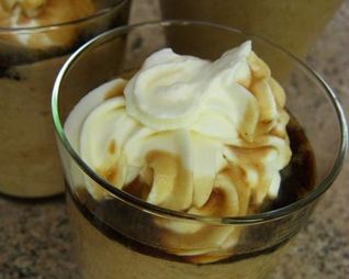 Крем-капучино со сливками и сладким кофейным соусом