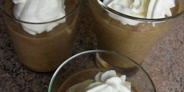 крем-капучино со сливками и сладким кофейным соусом