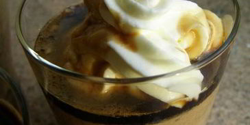 крем-капучино со сливками и сладким кофейным соусом