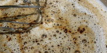 крем-капучино со сливками и сладким кофейным соусом