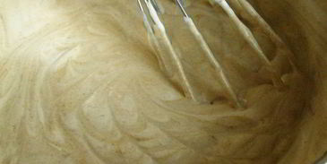 крем-капучино со сливками и сладким кофейным соусом