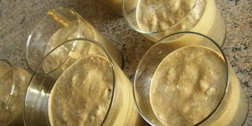 крем-капучино со сливками и сладким кофейным соусом