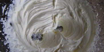 крем-капучино со сливками и сладким кофейным соусом