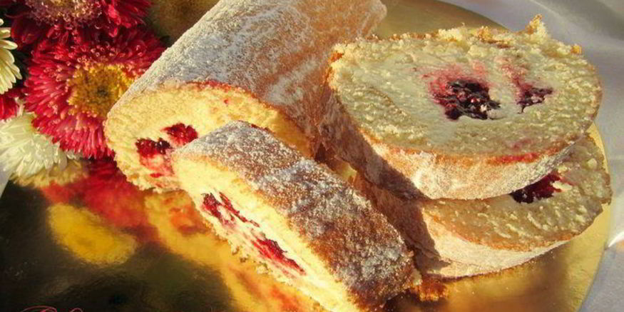 Рецепт необыкновенно нежный бисквитный рулет с молочно-масляным кремом