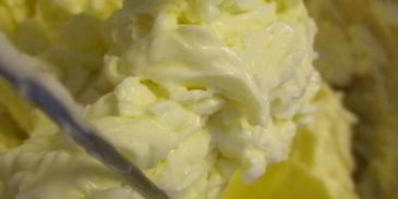 необыкновенно нежный бисквитный рулет с молочно-масляным кремом