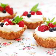 Рецепт Песочных корзиночек с кремом из белого шоколада и маскарпоне со свежими ягодами