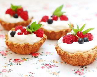 Песочные корзиночки с кремом из белого шоколада и маскарпоне со свежими ягодами