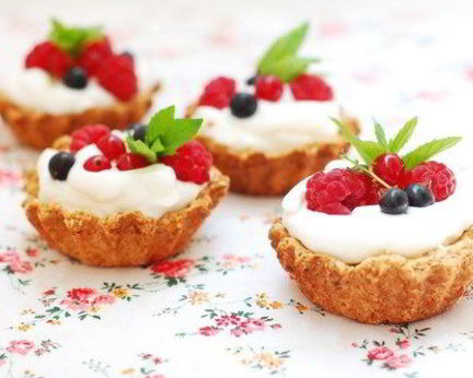 Песочные корзиночки с кремом из белого шоколада и маскарпоне со свежими ягодами