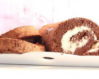 Шоколадный рулет с ванильным кремом