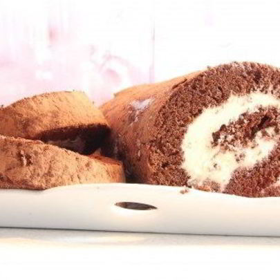Шоколадный рулет с ванильным кремом