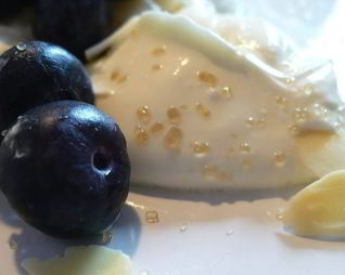 Творожный крем с черникой и миндалем