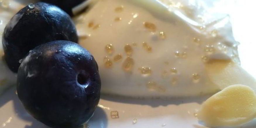 Рецепт творожного крема с черникой и миндалем