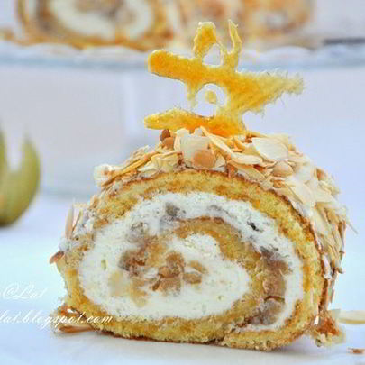 Тыквенный рулет со сливочным кремом и карамельными яблочками