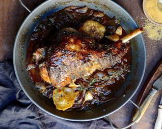 Баранья нога в нежном луковом мармеладе