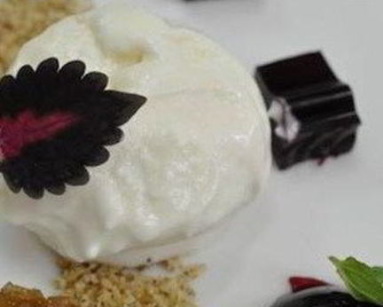 Мороженное из пармезана с мармеладом из свеклы