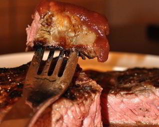 Стейк с соусом Луковый мармелад