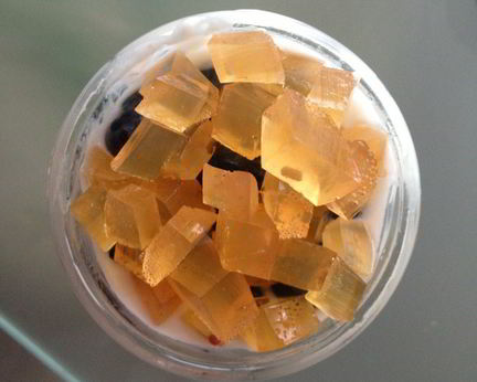 Ванильный йогурт с черешней, голубикой и мармеладом