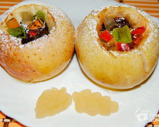 Яблоки, фаршированные мармеладом, изюмом и орехами