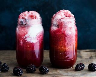 Безалкогольный коктейль Лаванда, эрл грей и ежевика с поплавком из мороженого