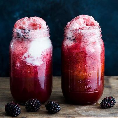 Безалкогольный коктейль Лаванда, эрл грей и ежевика с поплавком из мороженого