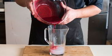 безалкогольный коктейль лаванда, эрл грей и ежевика с поплавком из мороженого