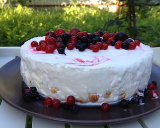 Ленивый торт-мороженое с фундуком и красной смородиной