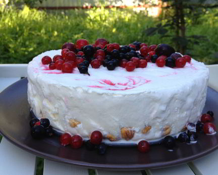 Ленивый торт-мороженое с фундуком и красной смородиной