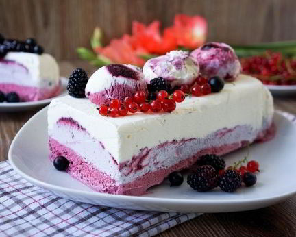 Мороженое из маскарпоне и черной смородины