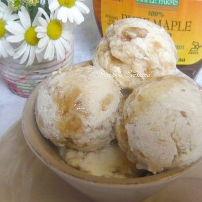 Мороженое с кленовым сиропом и грецкими орехами