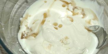 мороженое с кленовым сиропом и грецкими орехами