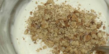 мороженое с кленовым сиропом и грецкими орехами