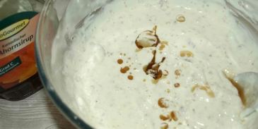 мороженое с кленовым сиропом и грецкими орехами