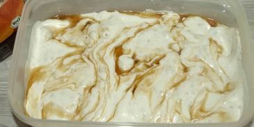 мороженое с кленовым сиропом и грецкими орехами