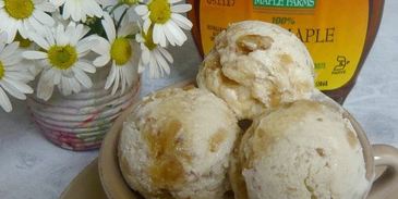 мороженое с кленовым сиропом и грецкими орехами