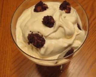 Мороженое с орехами и шоколадом