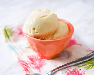 Мороженое в мороженице со сливками