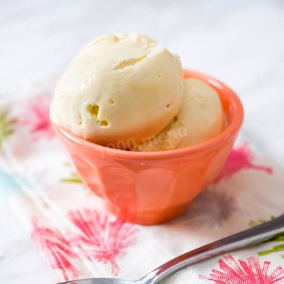 Мороженое в мороженице со сливками