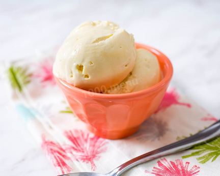 Мороженое в мороженице со сливками