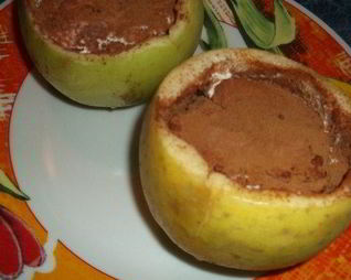 Мороженое в яблоке с корицей