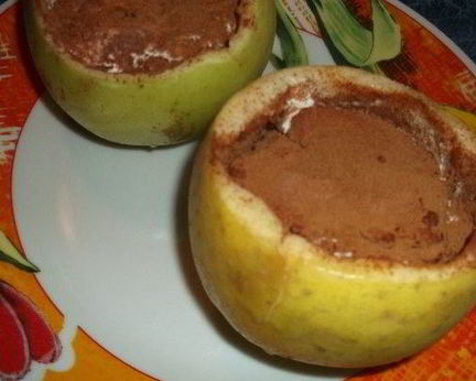 Мороженое в яблоке с корицей