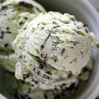 Мятное мороженое с шоколадной крошкой