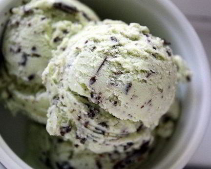 Мятное мороженое с шоколадной крошкой