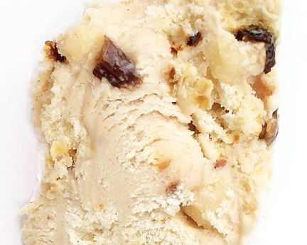 Пряное сливочное мороженое с кусочками марципана и штоллена