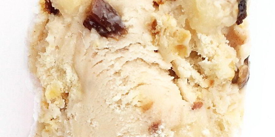 Рецепт пряного сливочного мороженого с кусочками марципана и штоллена