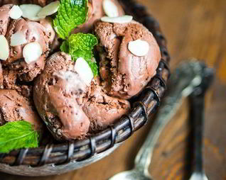 Шоколадно-миндальное мороженое