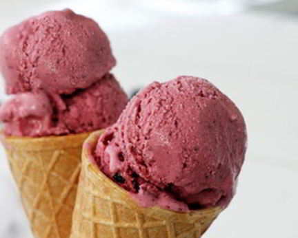 Ягодное мороженое в вафельном рожке
