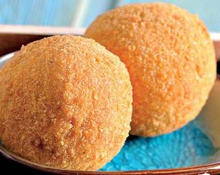 Жареное мороженое с соусом из маракуйи